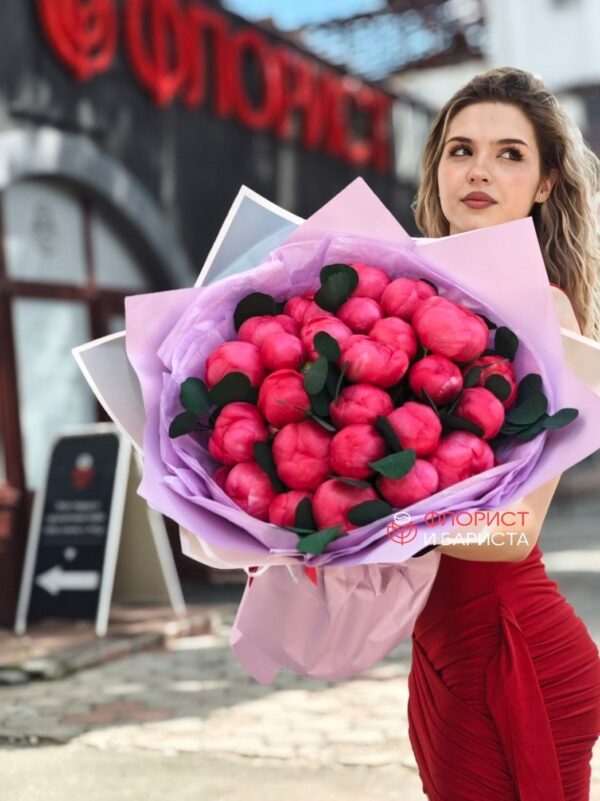 Букет из 25 пионов коралловых с эвкалиптом