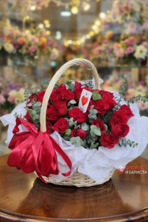 Корзина из 31 алой кенийской розы
