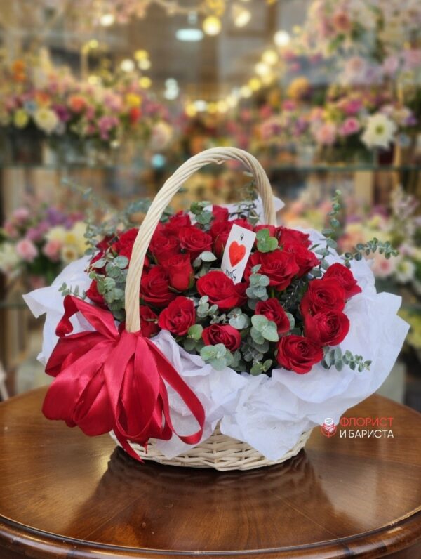 Корзина из 31 алой кенийской розы