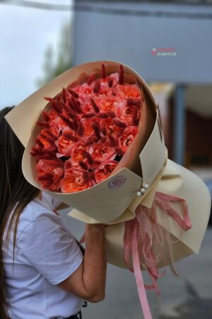 Букет из 23 пионовидных роз с лагурусом