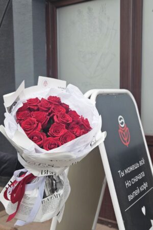 Букет из 19 роз «Космический джем»