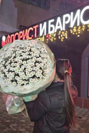 Букет из ромашковых хризантем *Таинственное очарование*