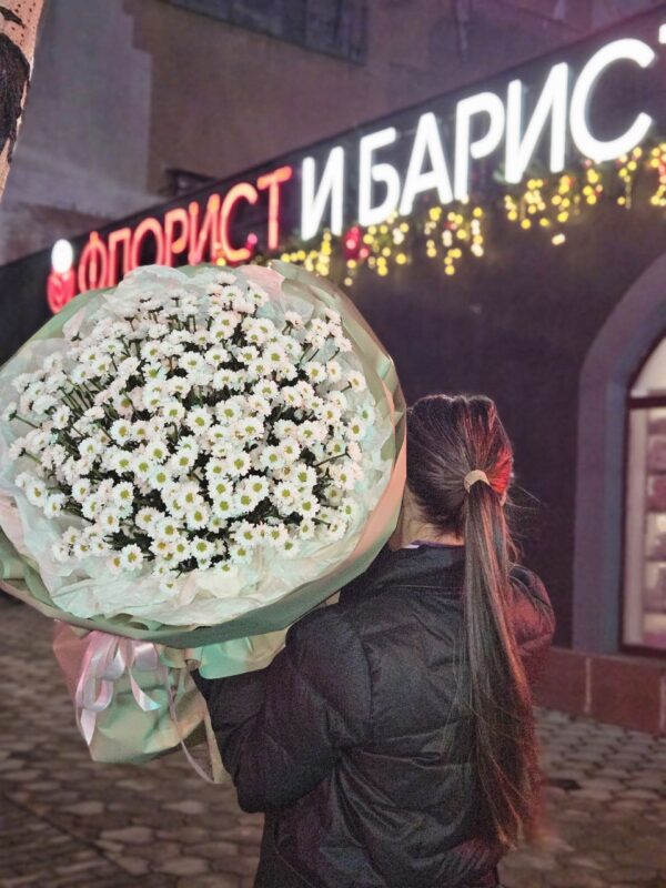Букет из ромашковых хризантем *Таинственное очарование*