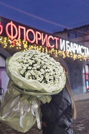 Букет из ромашковых хризантем *Таинственное очарование*