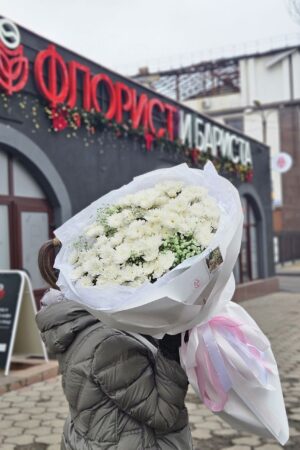 Букет *Цветущая милость * из белоснежной кустовой хризантемы