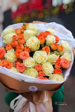 Букет *Тайный сад* из 29 цветов кустовой и одноголовой розы