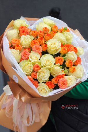 Букет *Тайный сад* из 29 цветов кустовой и одноголовой розы