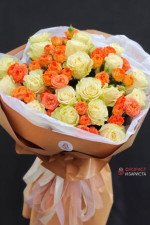 Букет *Тайный сад* из 29 цветов кустовой и одноголовой розы