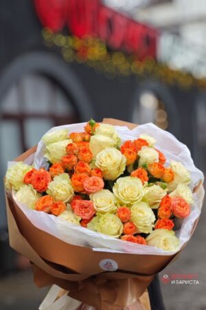 Букет *Тайный сад* из 29 цветов кустовой и одноголовой розы