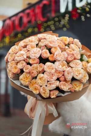 Букет из 21 ветки кустовой пионовидной розы