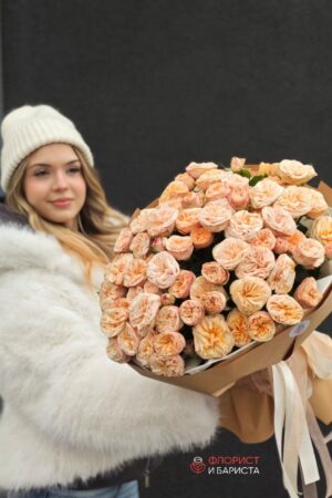 Букет из 21 ветки кустовой пионовидной розы