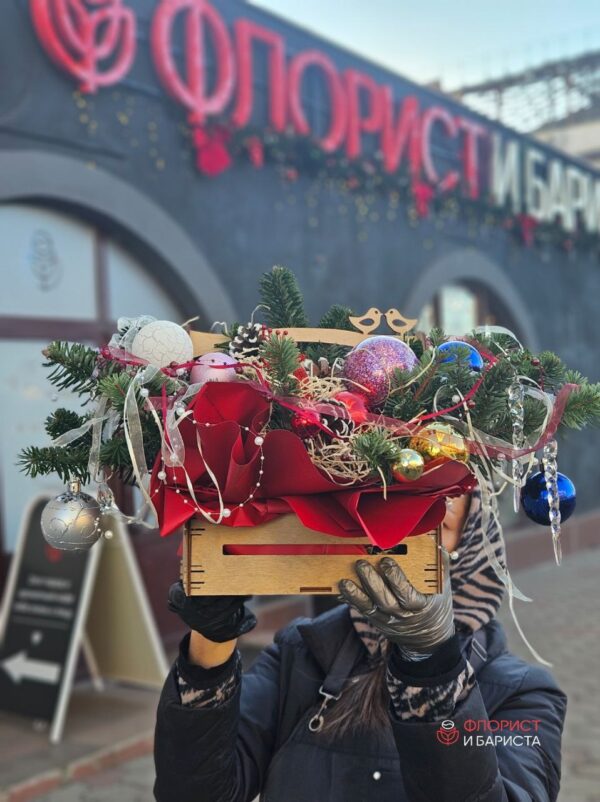 Хвойная композиция новогодняя с декором, в деревянном ящике
