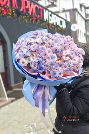 Букет из 23 веток сиреневых хризантем