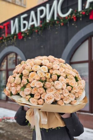 Букет из 47 веток пионовидных кустовых роз