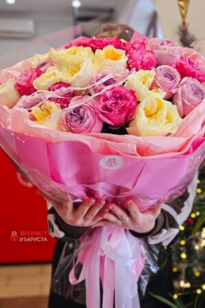 Пышный букет из ассорти пионовидных роз