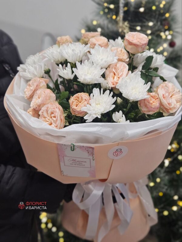 Букет из кустовой розы с хризантемой