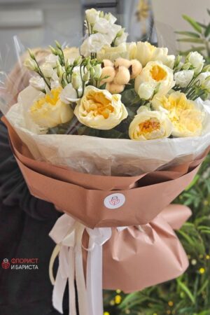 Букет из пионовидной розы с хлопком и эустомой