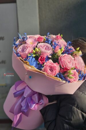 Сборный букет из пионовидной розы и эустомы