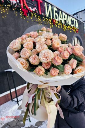 Букет из кустовой пионовидной розы кремовой