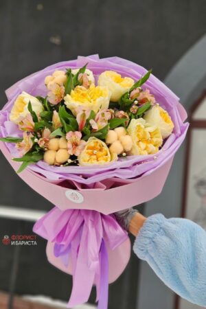 Букет из пионовидной розы с альстромерий и хлопком