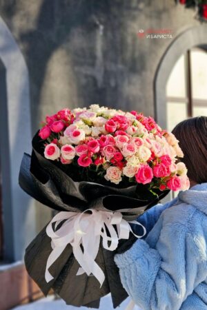 Букет из 27 веток кустовой розы ассорти