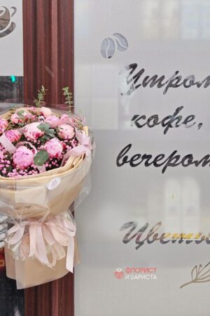 Букет из 11 пионов с эвкалиптом и гипсофилой
