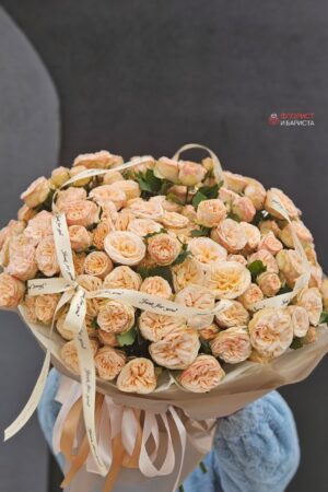 Букет из 30 веток кустовой пионовидной кремовой розы
