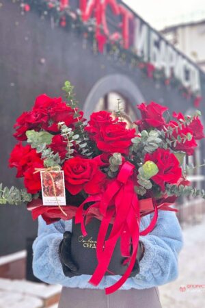 Композиция из французских роз в шляпной коробке с эвкалиптом