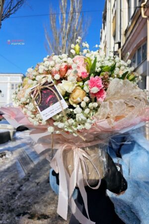 Цветочная композиция в шляпной коробке