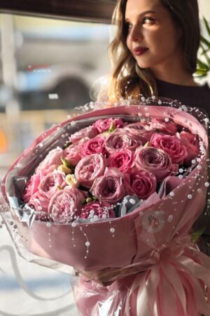 Букет из 21 розы ассорти с эустомой и бусинами