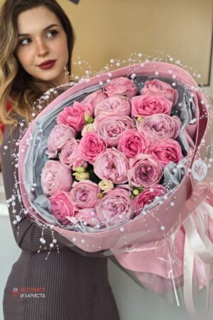 Букет из 21 розы ассорти с эустомой и бусинами