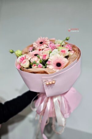 Букет из гербер и кустовой розы
