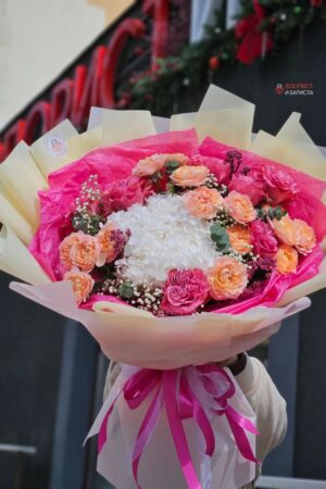 Яркий пышный букет из гортензии и кустовой розы