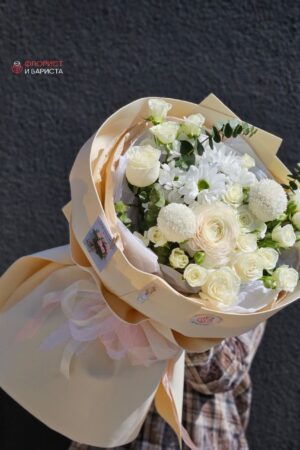 Нежный микс букет из ассорти роз, хризантем и ранункулюса