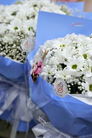 Букет из 19 веток хризантемы с гипсофилой