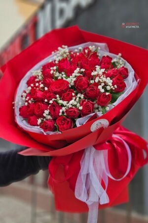 Букет из 29 кенийских роз с гипсофилой