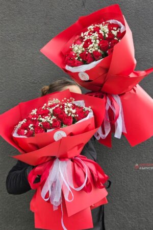 Букет из 29 кенийских роз с гипсофилой