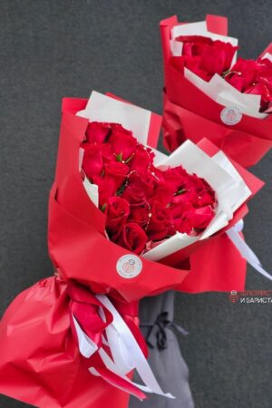 Букет в форме сердца из 27 голландских роз 60 см