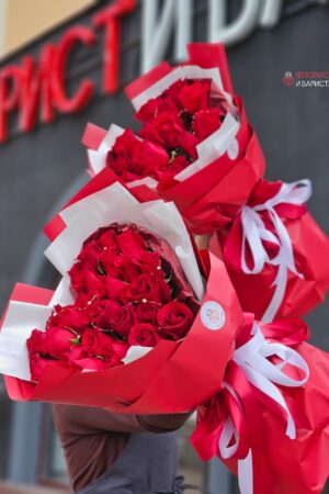 Букет в форме сердца из 27 голландских роз 60 см