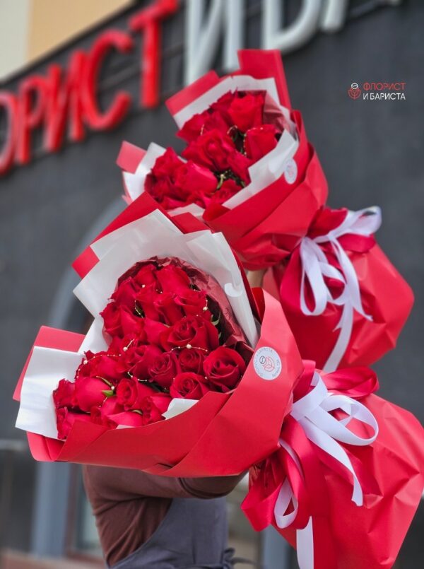 Букет в форме сердца из 27 голландских роз 60 см