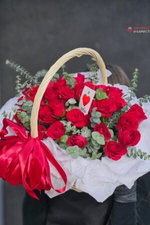 Корзина из 31 алой кенийской розы