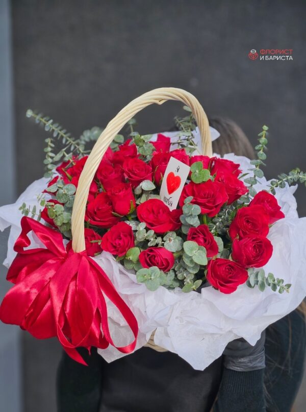 Корзина из 31 алой кенийской розы