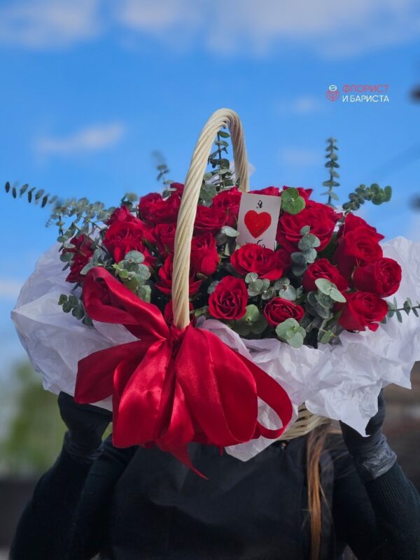 Корзина из 31 алой кенийской розы
