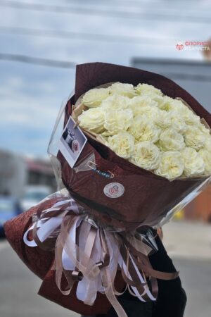 Букет из 23 пионовидных белых голландских роз
