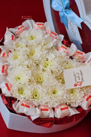 Композиция их хризантема и Rafaello 2 в 1 в шляпной коробке