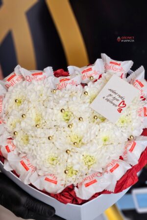 Композиция их хризантема и Rafaello 2 в 1 в шляпной коробке