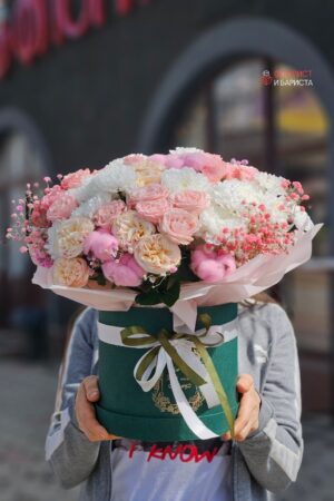 Композиция из кустовой розы с хризантемой в шляпной коробке