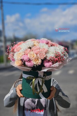 Композиция из кустовой розы с хризантемой в шляпной коробке
