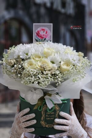 Композиция из белых кенийских роз и хризантемы в шляпной коробке