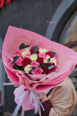 Букет из 27 кенийский роз 50 см с эвкалиптом